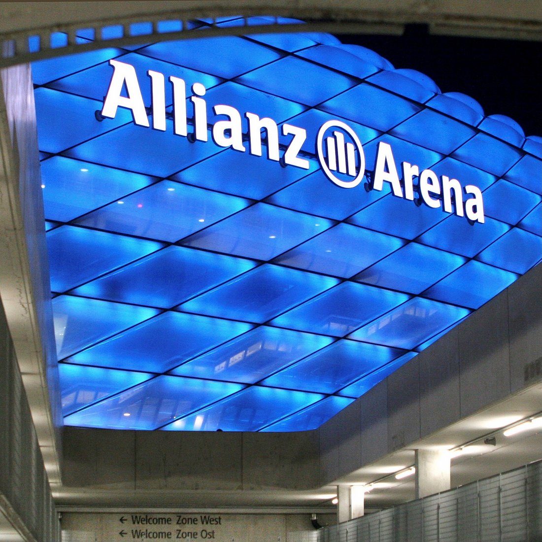 Allianz-Arena leuchtend blau