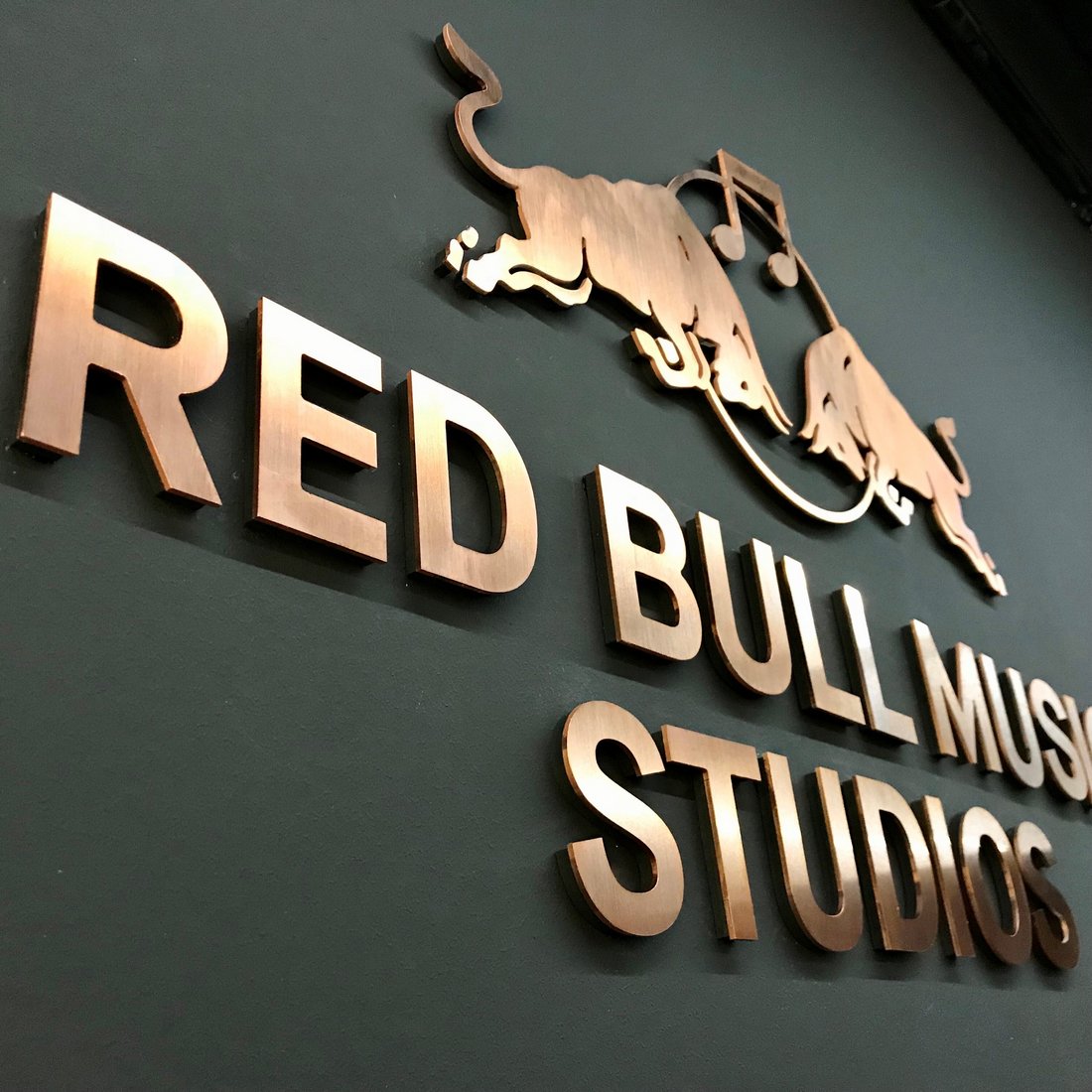 Red Bull Studio Werbeanlage