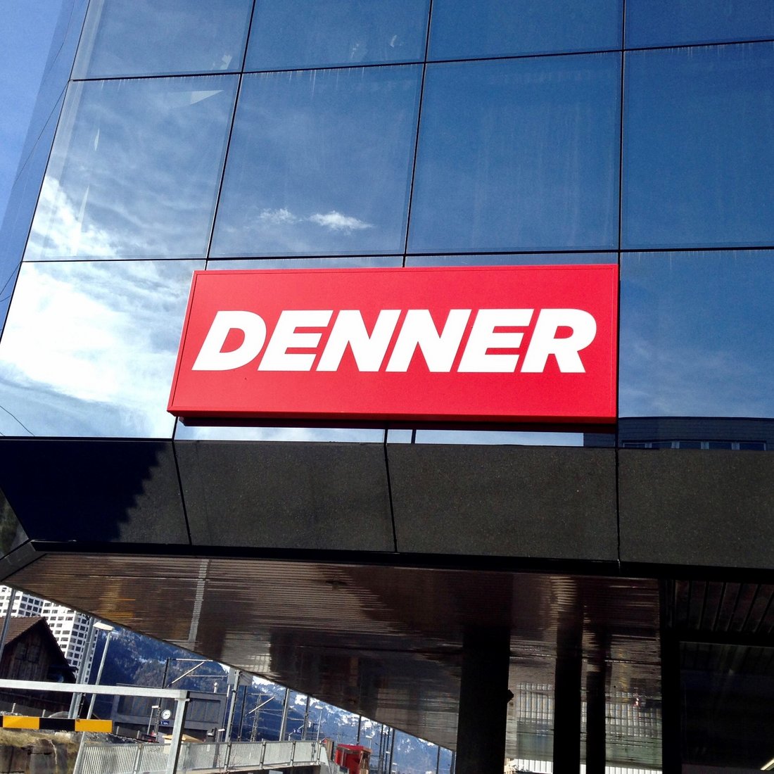 banner Dehner glass front