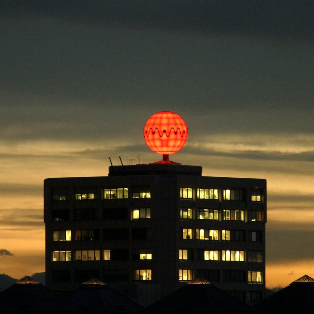 Lichtkunst Medienkugel leuchtend